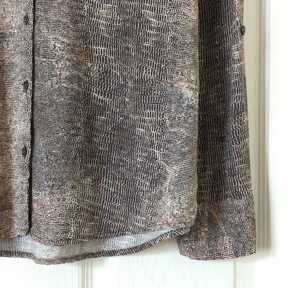 Soft Joie Dane Snakeskin Printed Long Roll Tab Sleeve V-neck Button Down Shirt S - Picture 10 of 14